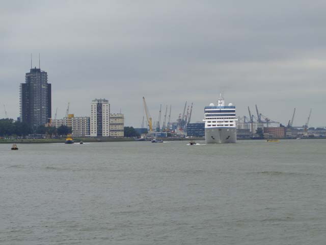 Aankomst cruiseschip ms Insignia aan de Cruise Terminal Rotterdam 2010